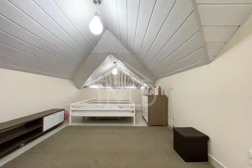 House with 4 bedrooms and an open-plan gas kitchen — photo 10