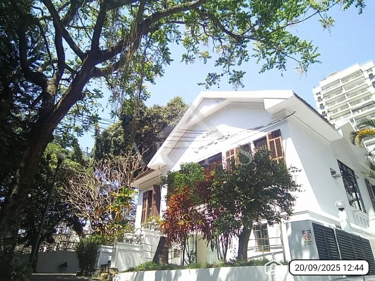 House with 1 bedroom and 5 bathrooms, 1313 m² — photo 2