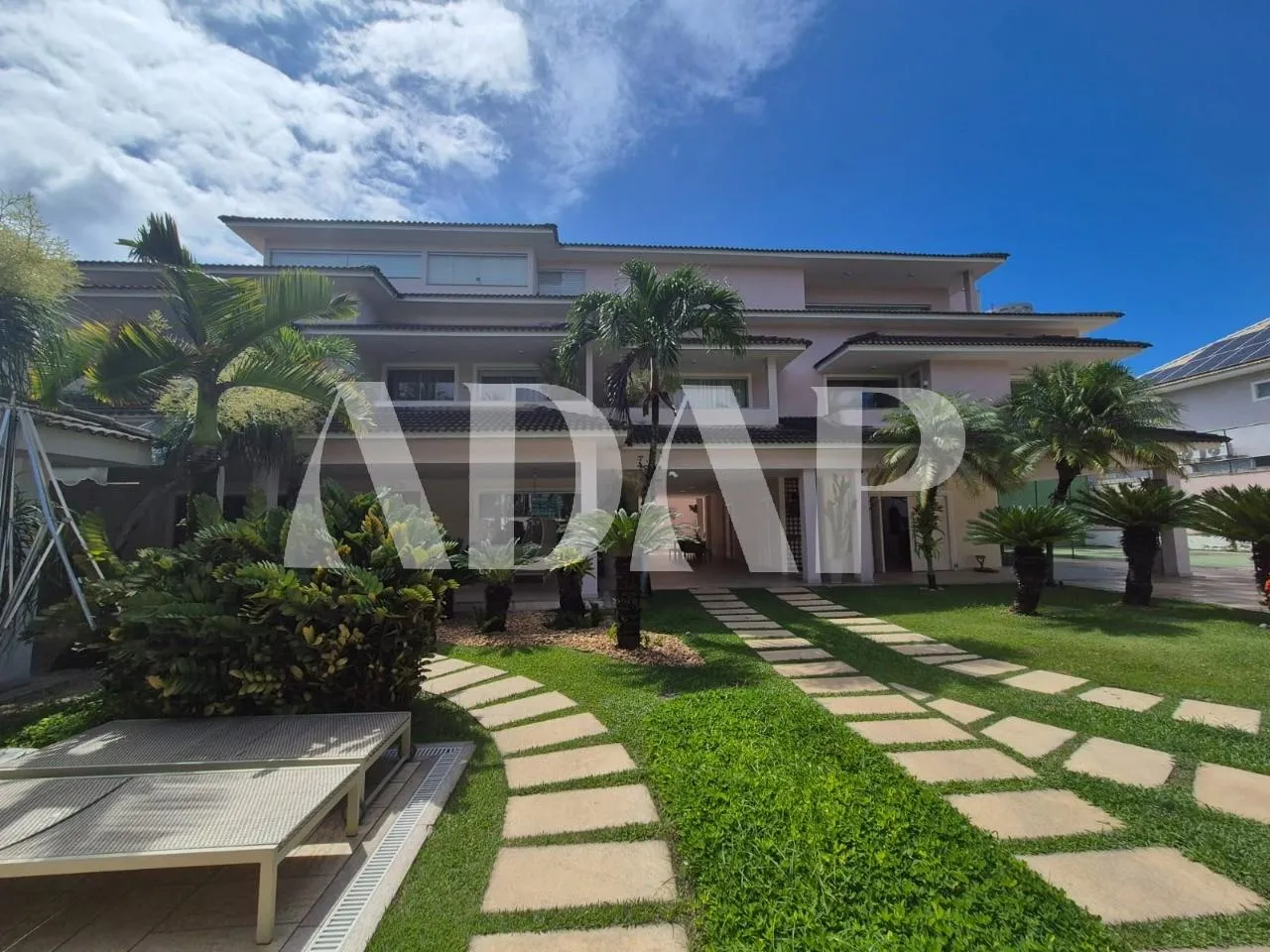 Furnished house with 5 bedrooms and integrated kitchen