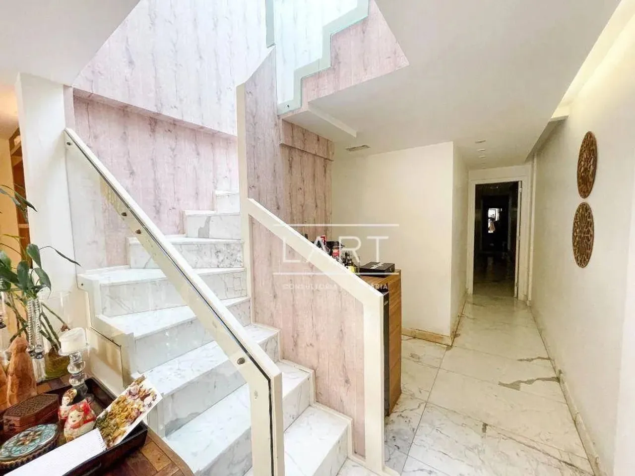 4-bedroom penthouse-style home with 324 m² kitchen — photo 8