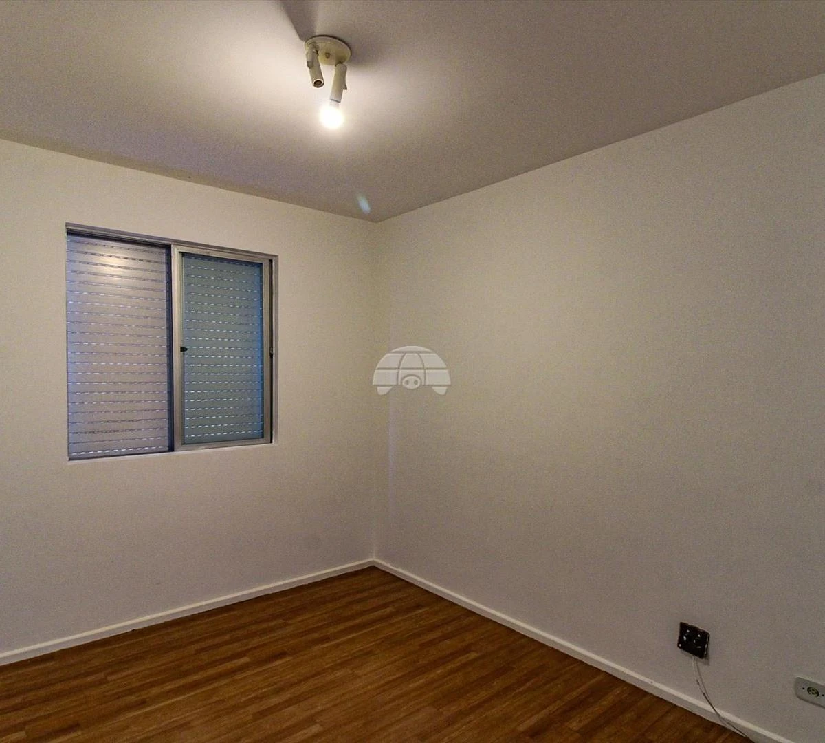3-bedroom apartment with wood or laminate floors — photo 6