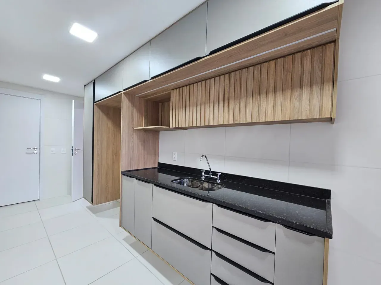4-bedroom apartment in a building with a gym — photo 7