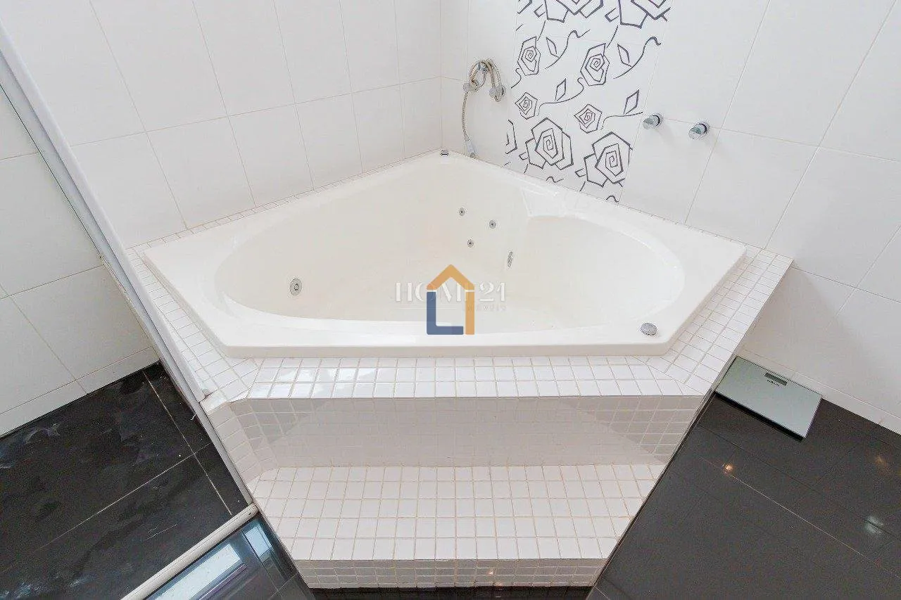 Furnished 470 m² house with 4 bedrooms and private garden — photo 99