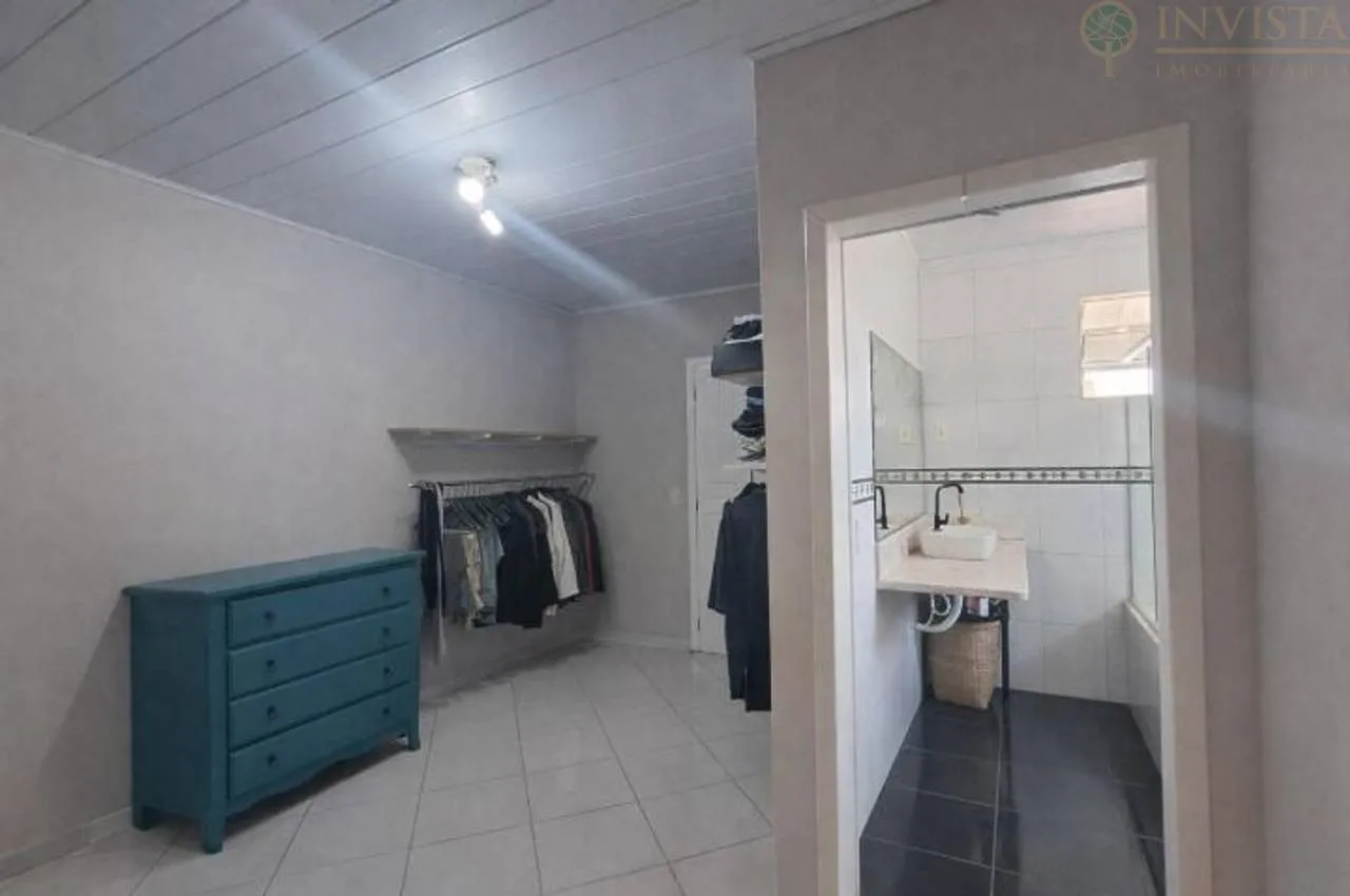 204 m² house with a jacuzzi and a bathtub — photo 23