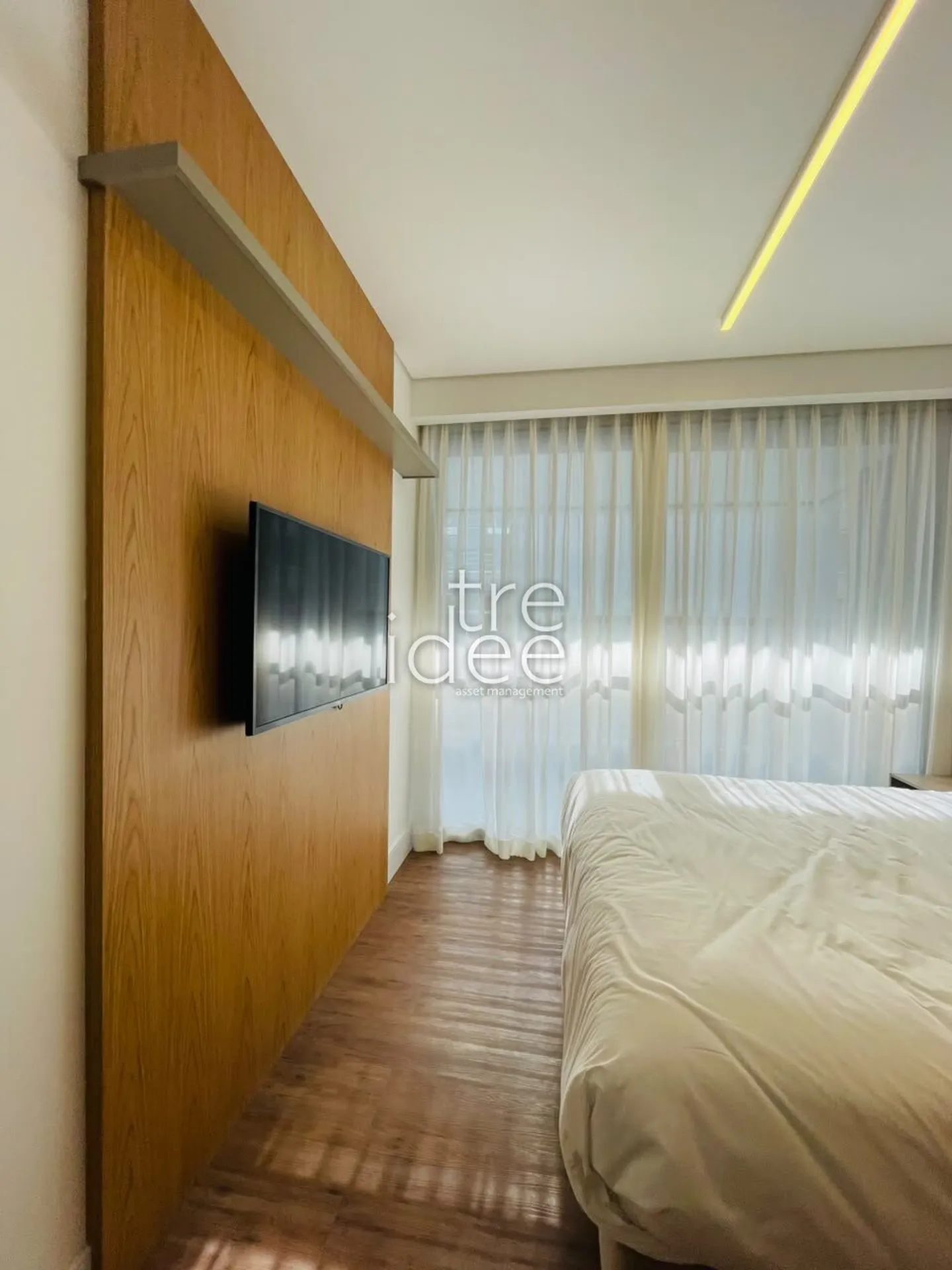 Furnished 1-bedroom apartment with an open-plan kitchen — photo 25