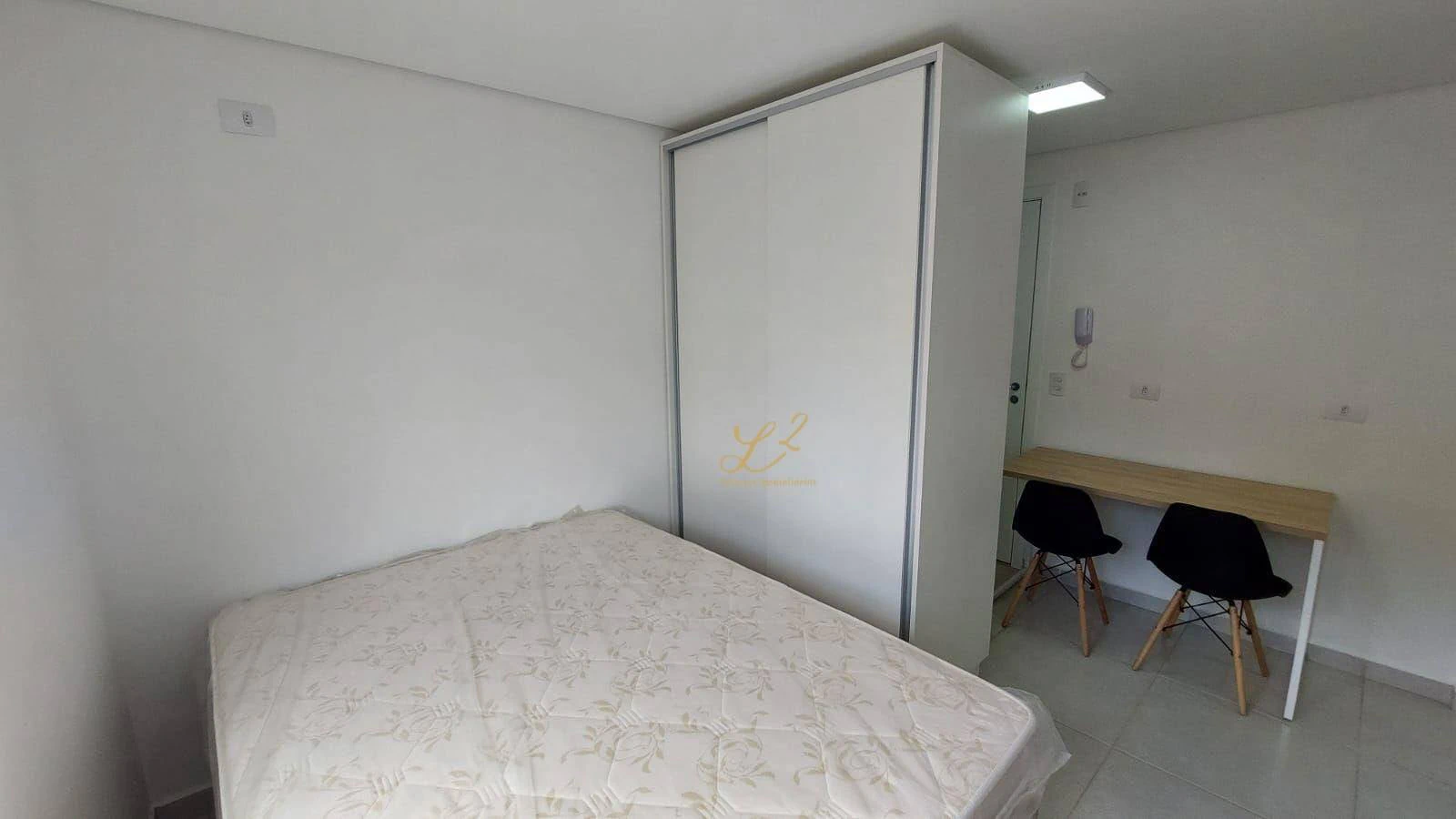 Furnished studio, 17 m², with a home office