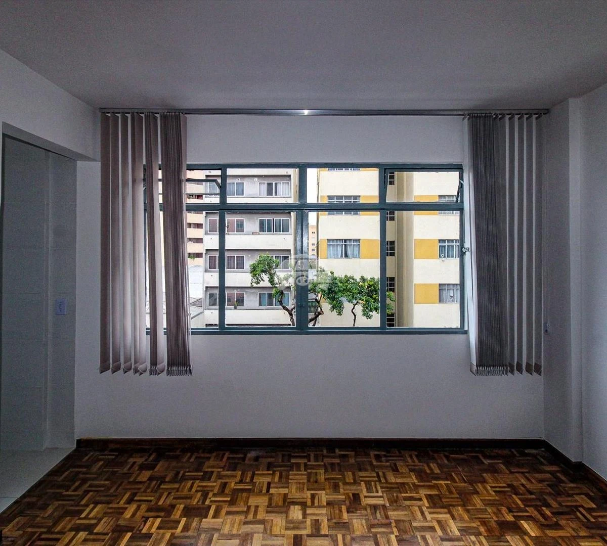 Wood or laminate floors in a one-bedroom apartment, 42 m² — photo 2