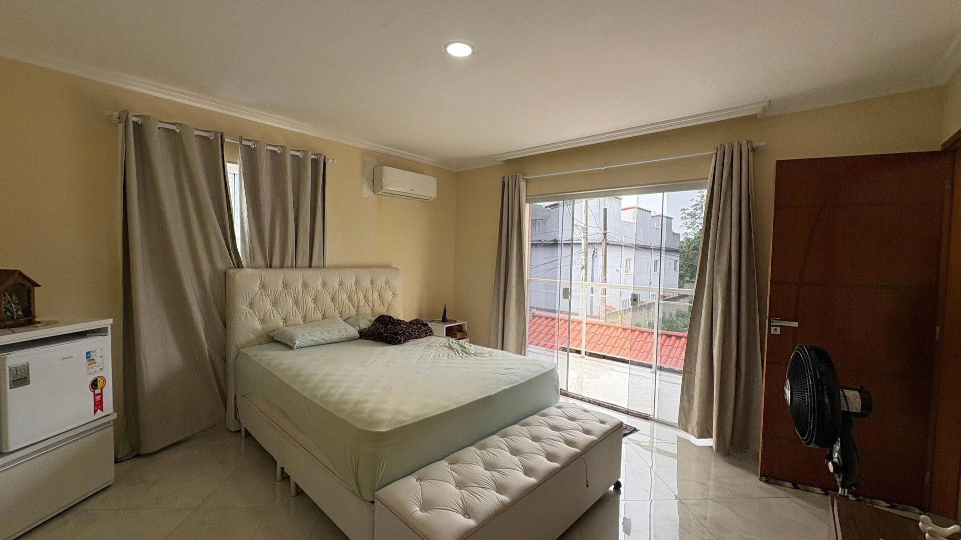 4-bedroom house with a glass-enclosed balcony — photo 11