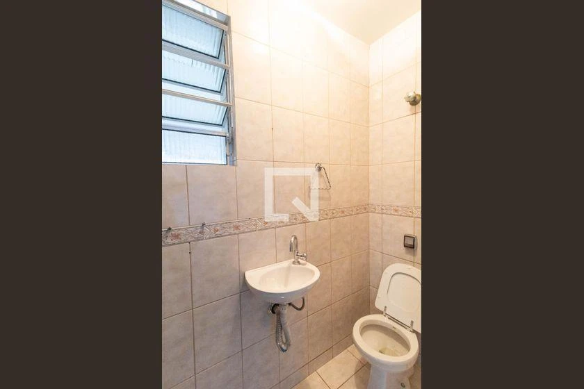 3-bedroom house with wood or laminate floors in Curitiba — photo 21