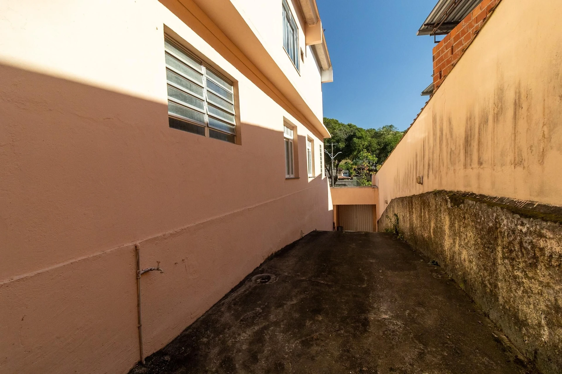 Furnished 4-bedroom apartment with balcony and desk area — photo 33