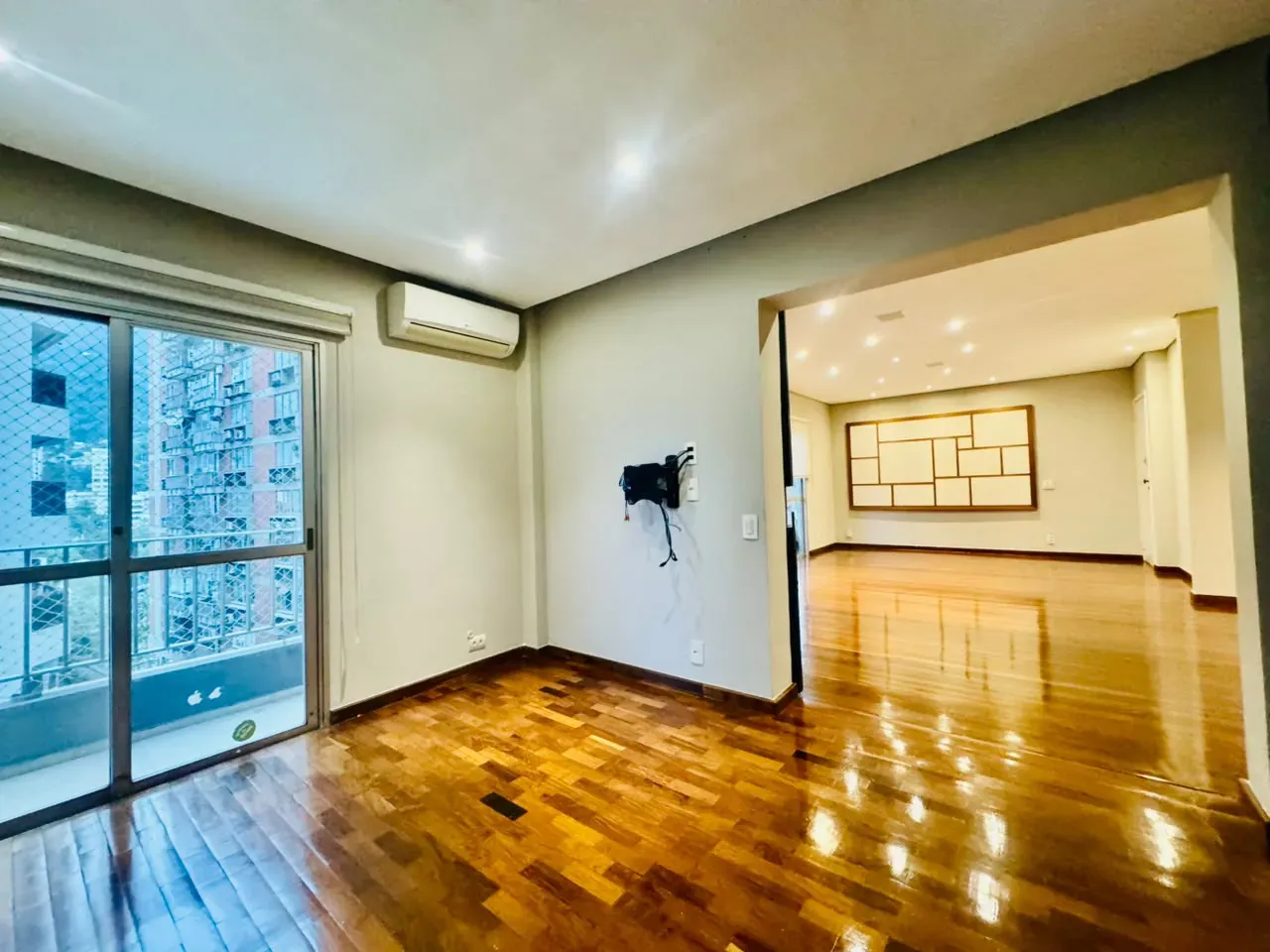 4-bedroom apartment with wood or laminate floors — photo 58