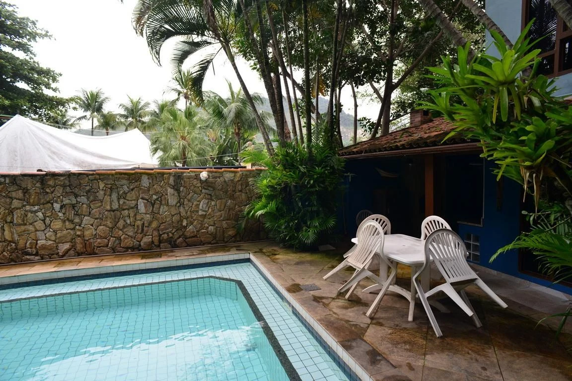 One-bedroom apartment in a building with a pool — photo 8
