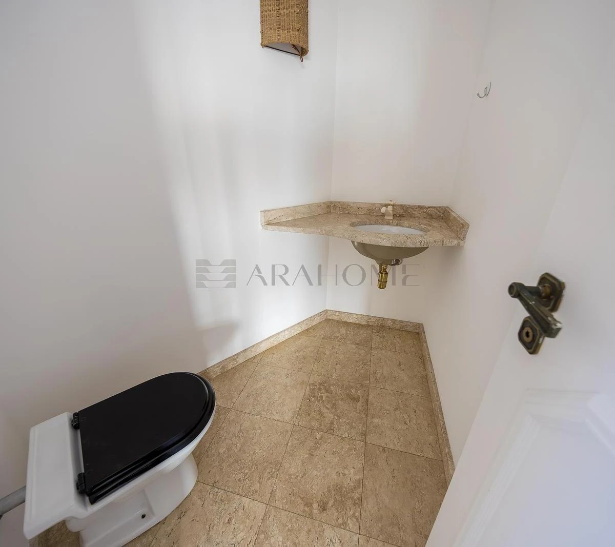 4-bedroom apartment with a bathtub in Curitiba — photo 28