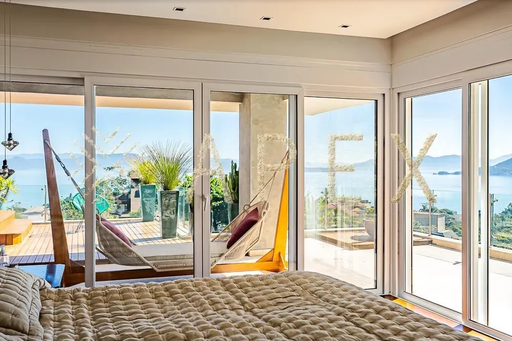 6 en-suite bedrooms, 9 bathrooms, 1600 m² and BBQ