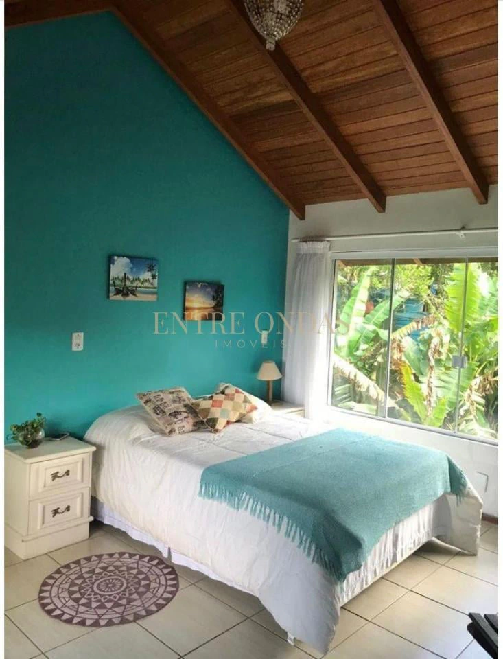 4-bedroom house with a bathtub in Florianópolis — photo 22