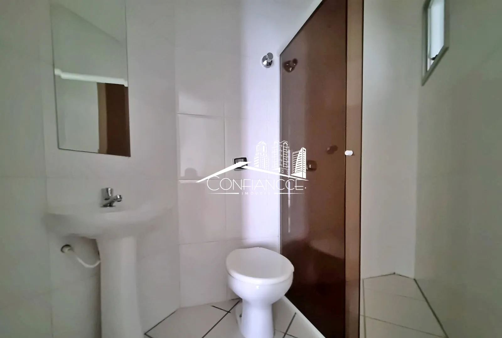 Bathtub in a 3-bedroom house, 350 m² — photo 24
