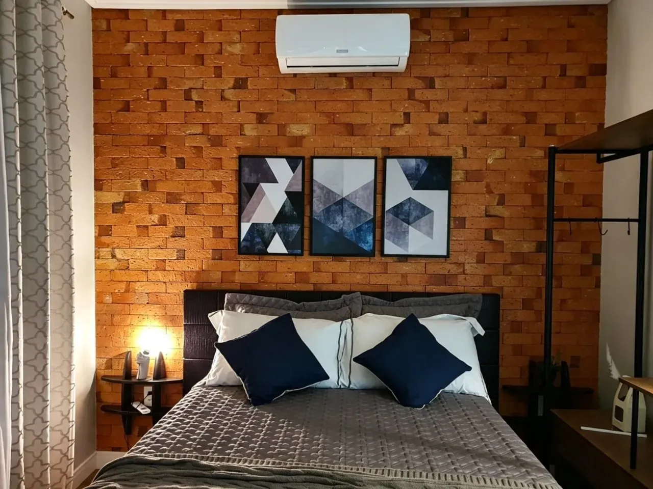 Estudio amueblado con estilo industrial y cocina abierta — photo 6