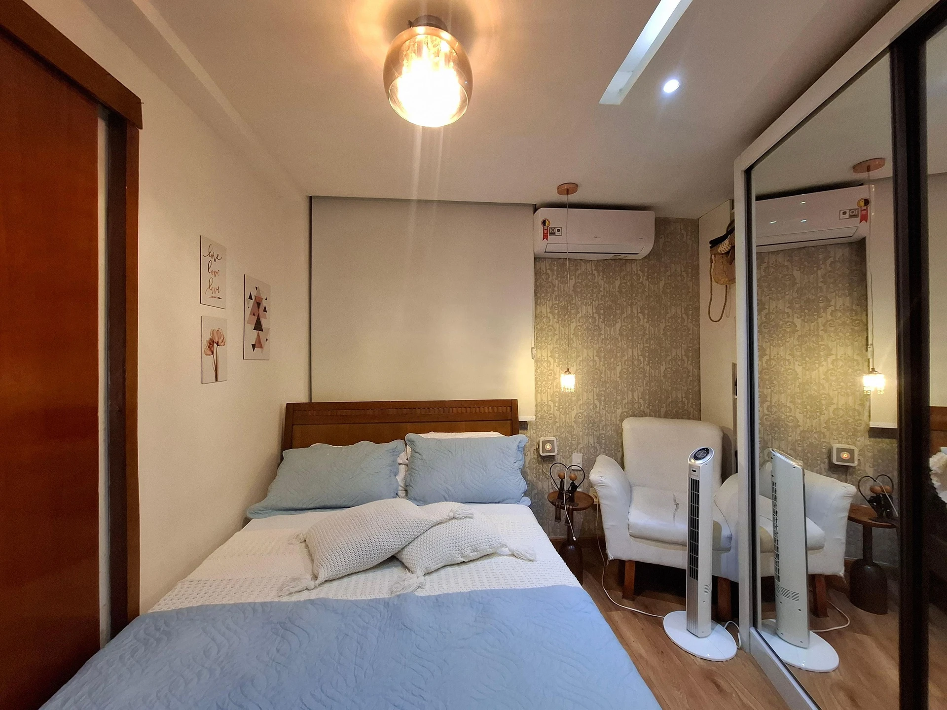 Balcony with a grill in a 2-bedroom apartment, 90 m² — photo 3