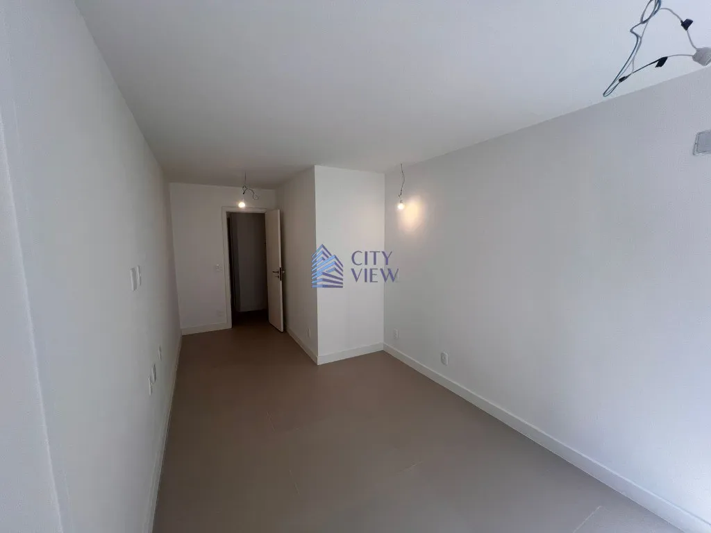 4-bedroom apartment with 5 bathrooms and a balcony — photo 21