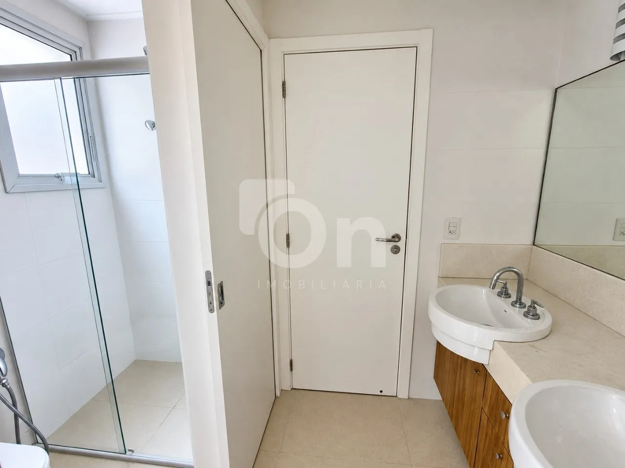 Bathtub in a 4-bedroom apartment, 178 m² — photo 16