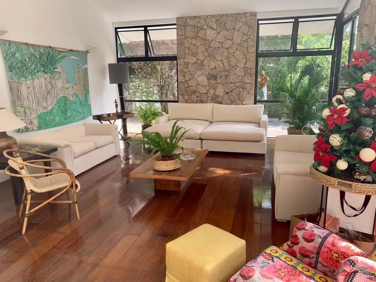 Furnished house with 4 bedrooms and 5 bathrooms, warm wood touches — photo 3