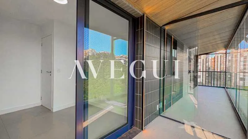 3-bedroom apartment in a building with a pool