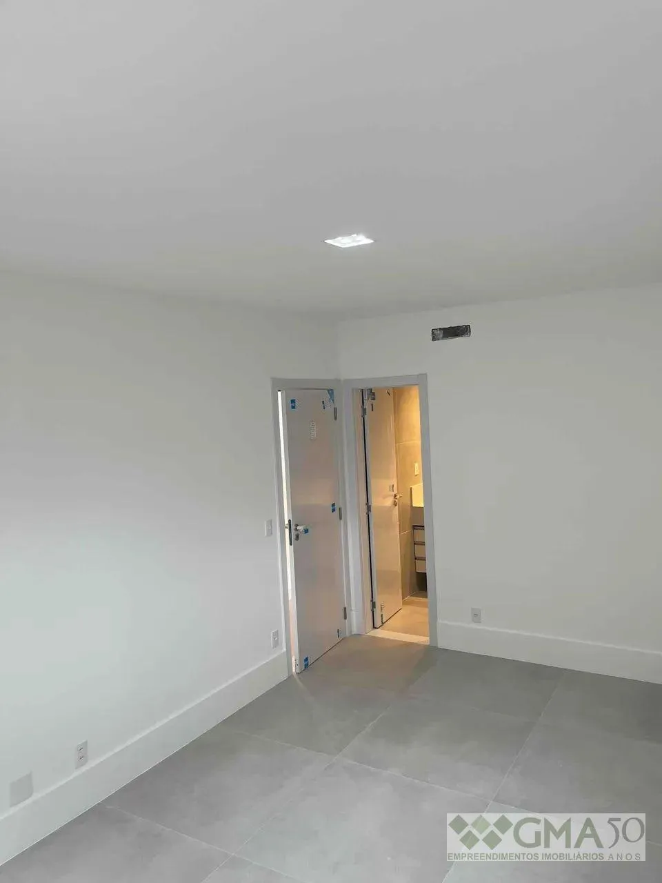 Unfurnished house with open-plan kitchen and 3 parking spots — photo 11