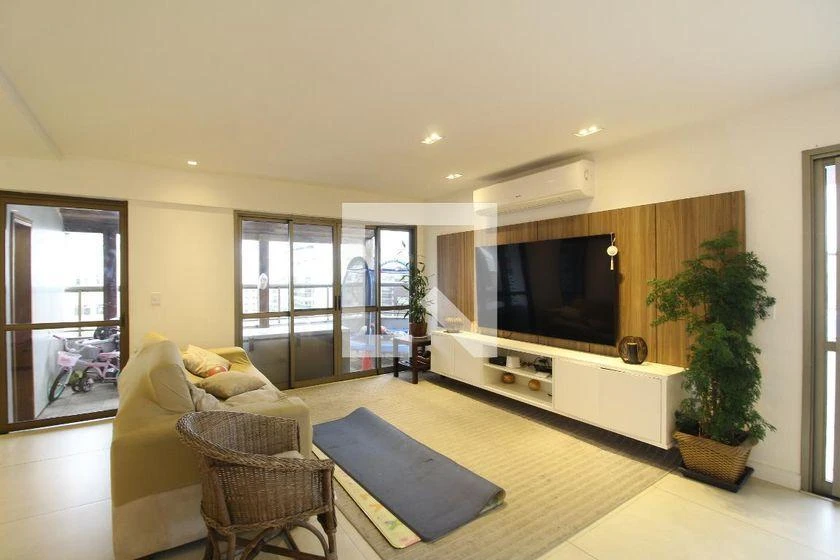 Furnished 4-bedroom apartment with 245 m² and glass balcony — photo 7