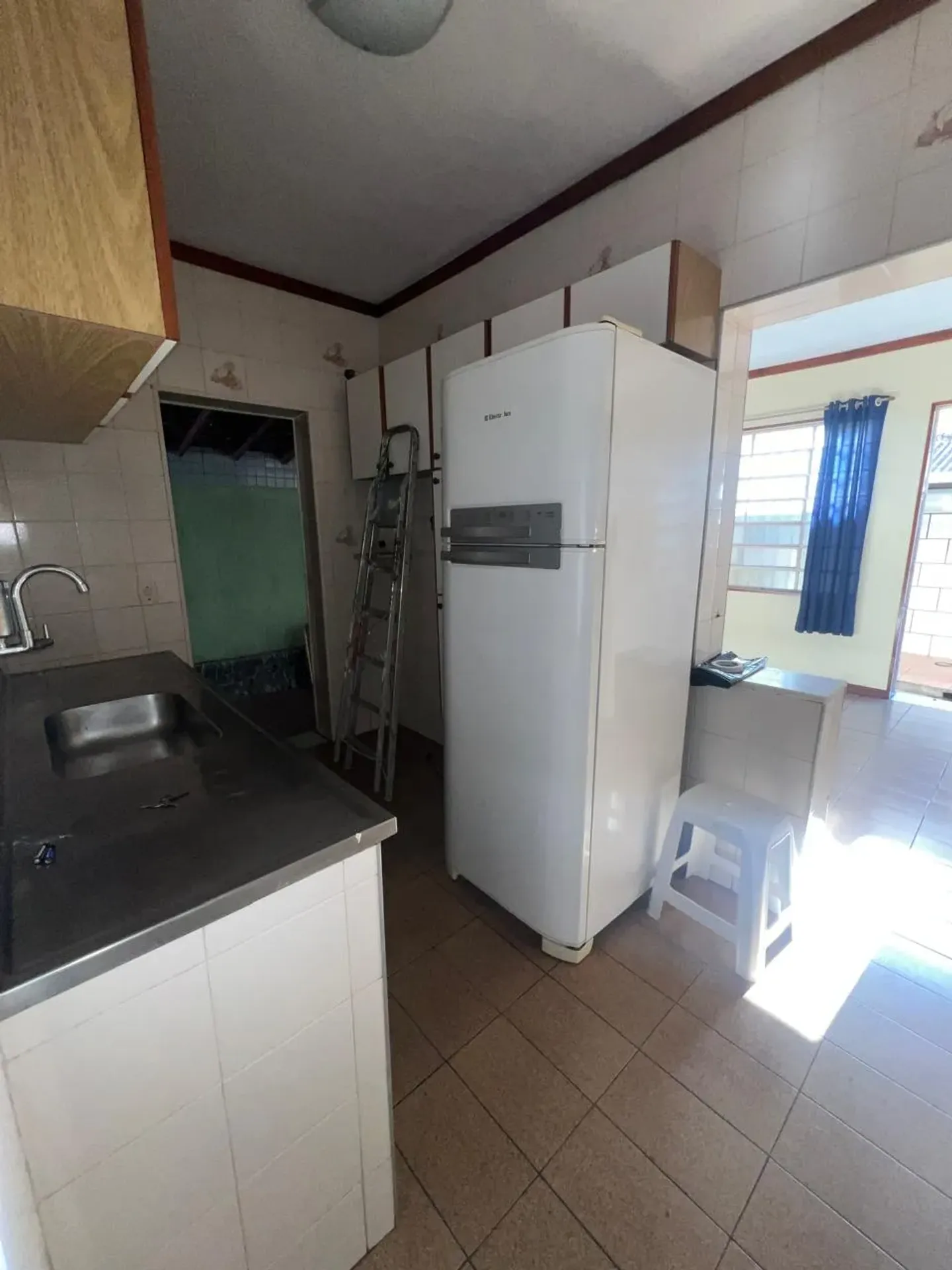 Casa com 4 quartos e cozinha fechada com armários — photo 26