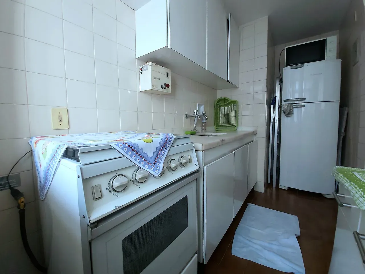 One-bedroom apartment in a building with a gym — photo 10