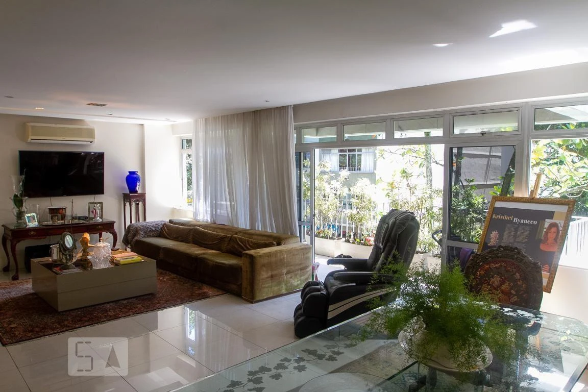 Furnished apartment with 3 bedrooms and 148 m² — photo 17