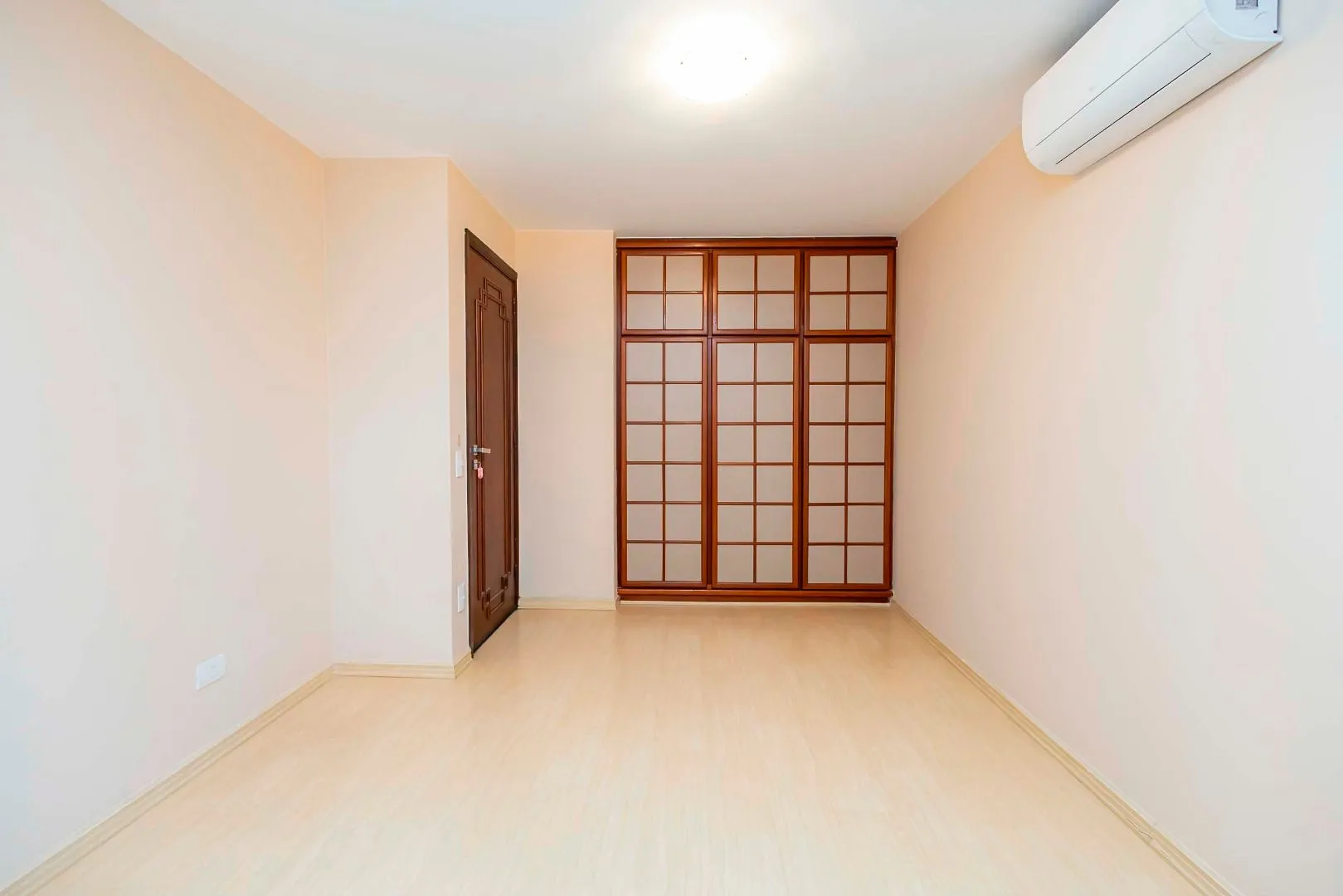 Rental house with 4 bedrooms and 5 bathrooms across 550 m² — photo 52
