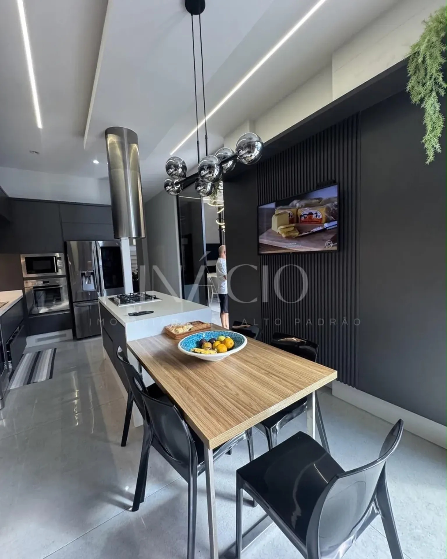 Furnished house, 600 m², with floor-to-ceiling windows — photo 14