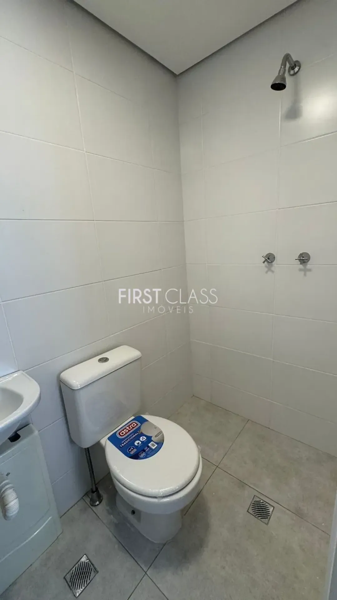 Wood or laminate floors in a 3-bedroom apartment, 113 m² — photo 8
