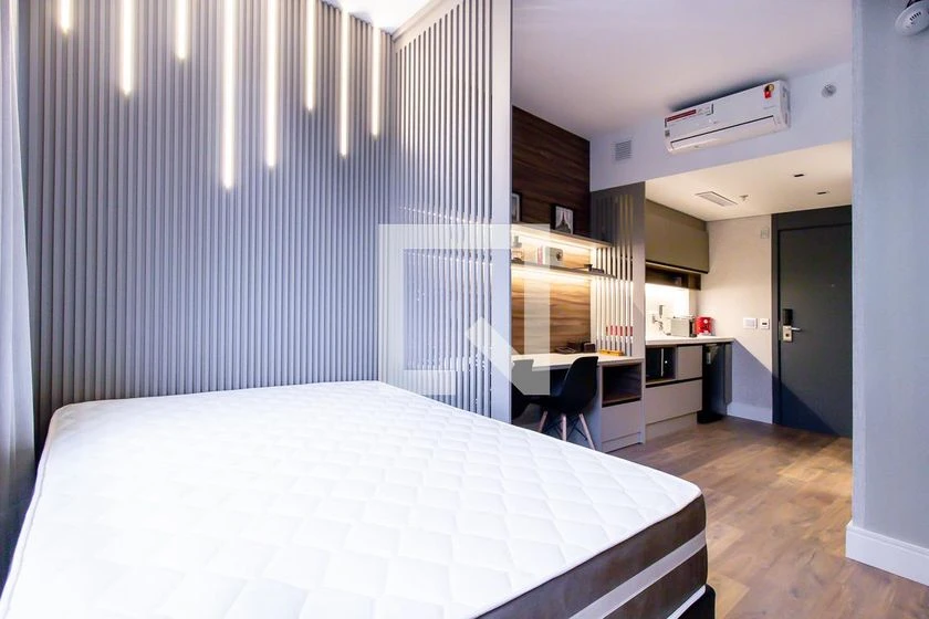 Studio de 1 quarto com box de vidro no banheiro — photo 2