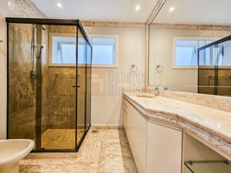 832 m² house with 6 bedrooms and an open-plan kitchen — photo 32