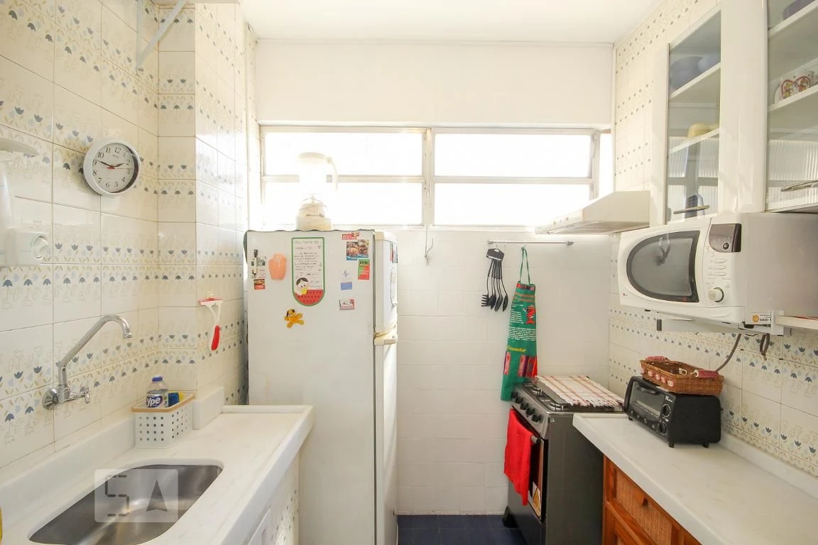 Furnished 2-bedroom apartment with laundry area — photo 3