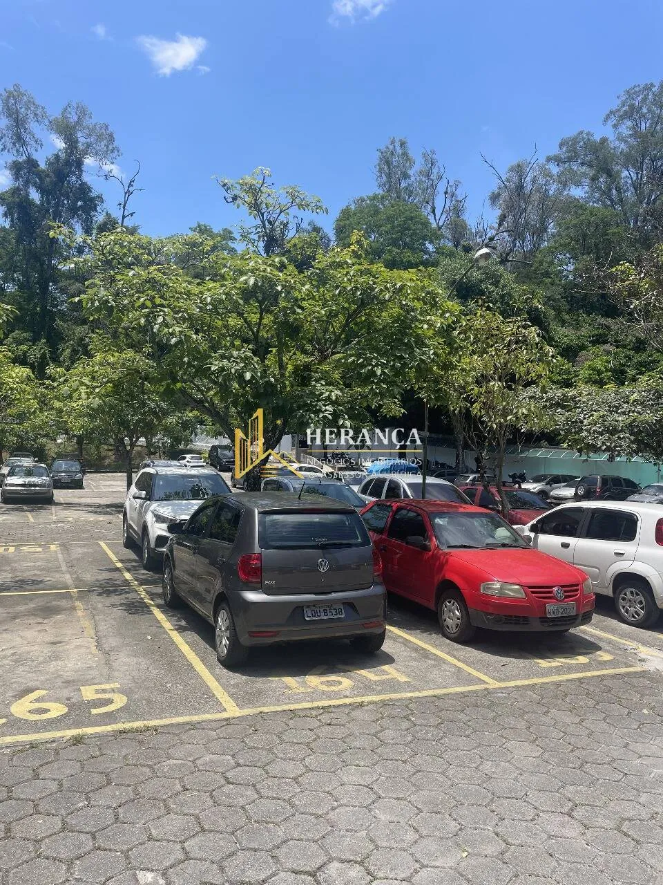 Apartamento sem mobília com 2 quartos e varanda — photo 18