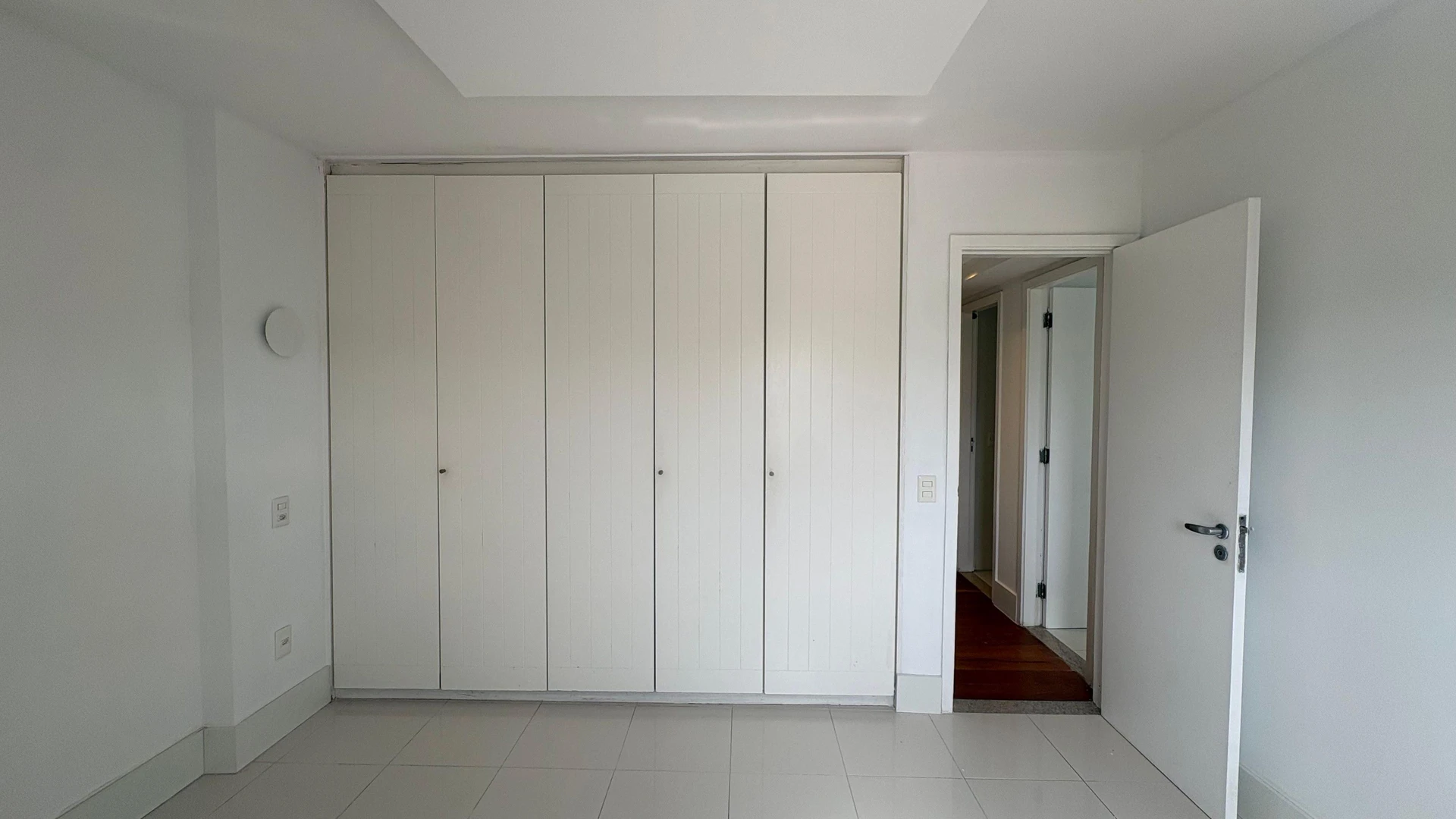 3-bedroom apartment with a glass-enclosed balcony — photo 26