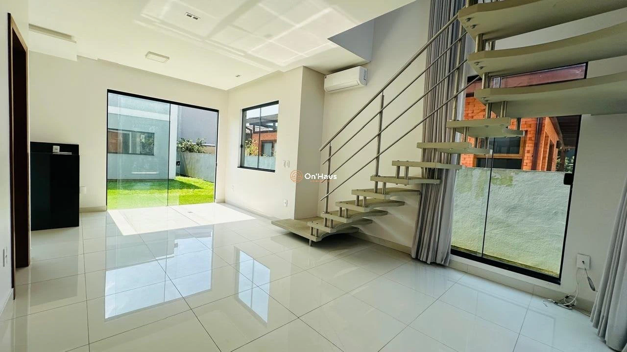 Дом в закрытом комплексе: 3 спальни и 372 м²