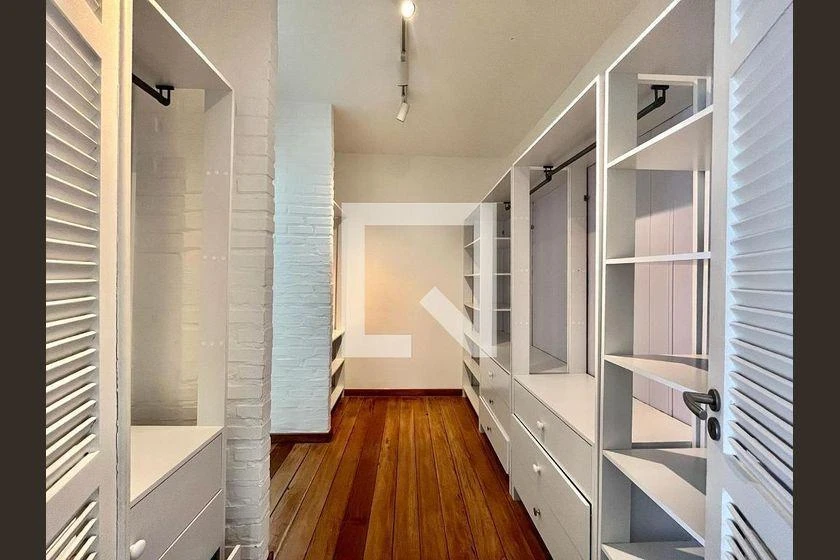 Balcony with a grill in a 3-bedroom house, 220 m² — photo 9