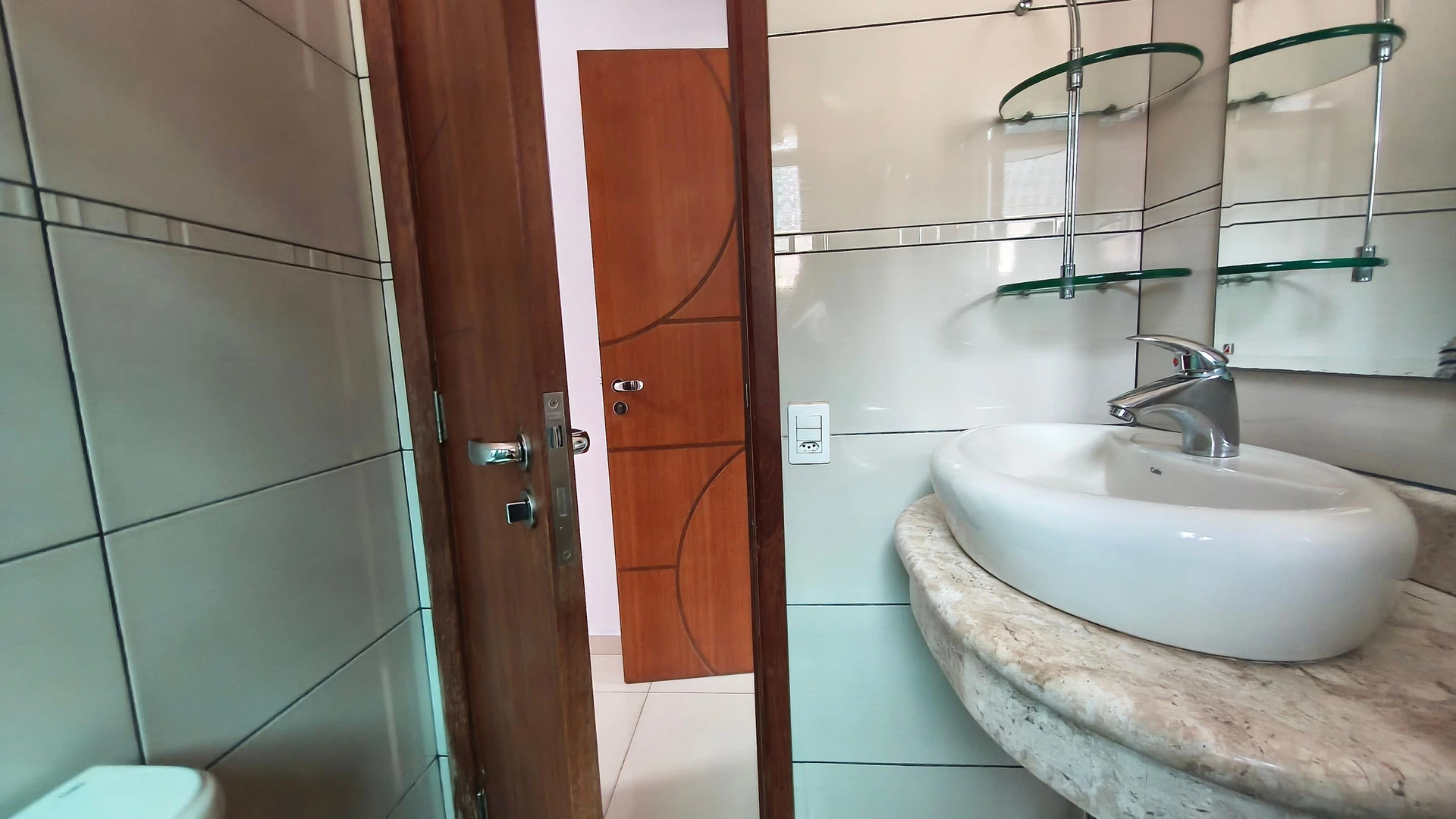 House, 241 m², with floor-to-ceiling windows — photo 33