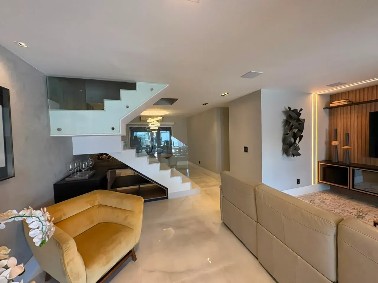 Furnished 266 m² house with 6 bedrooms and balcony grill — photo 10