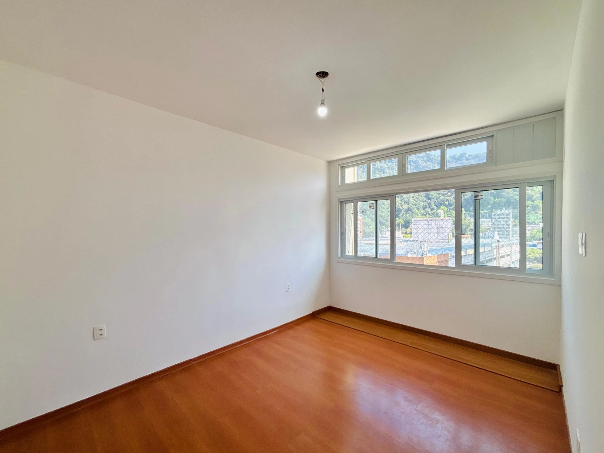 3-bedroom apartment with a mountain view — photo 28