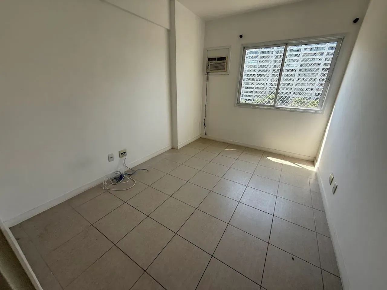 4-bedroom apartment in a building with a gym — photo 18