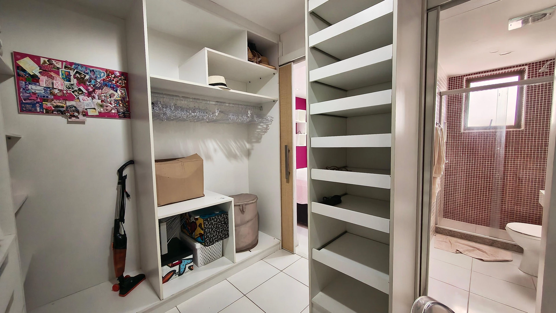 One-bedroom apartment in a building with a gym — photo 12