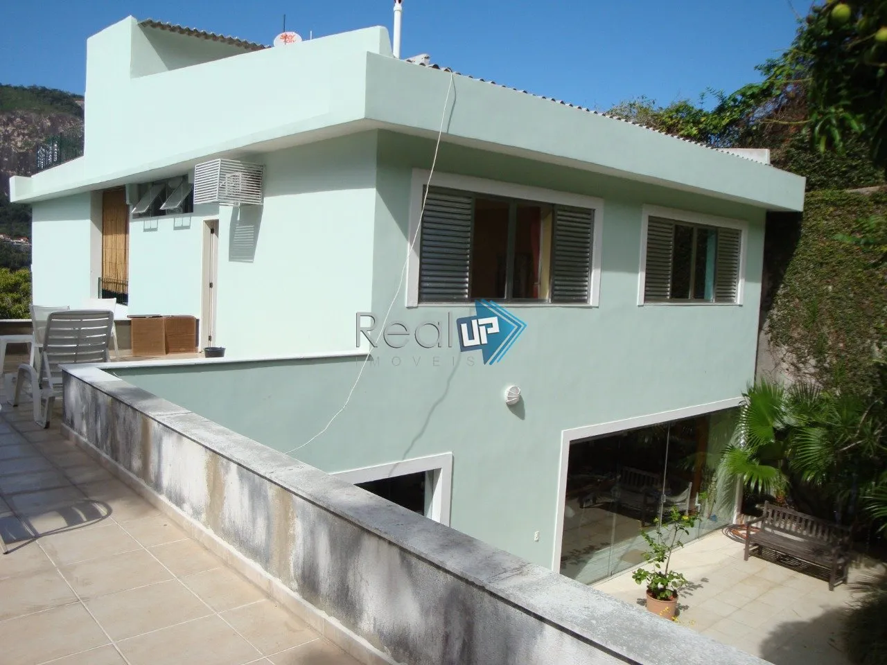 House with 3 bedrooms and 600 m² plus private BBQ terrace — photo 37