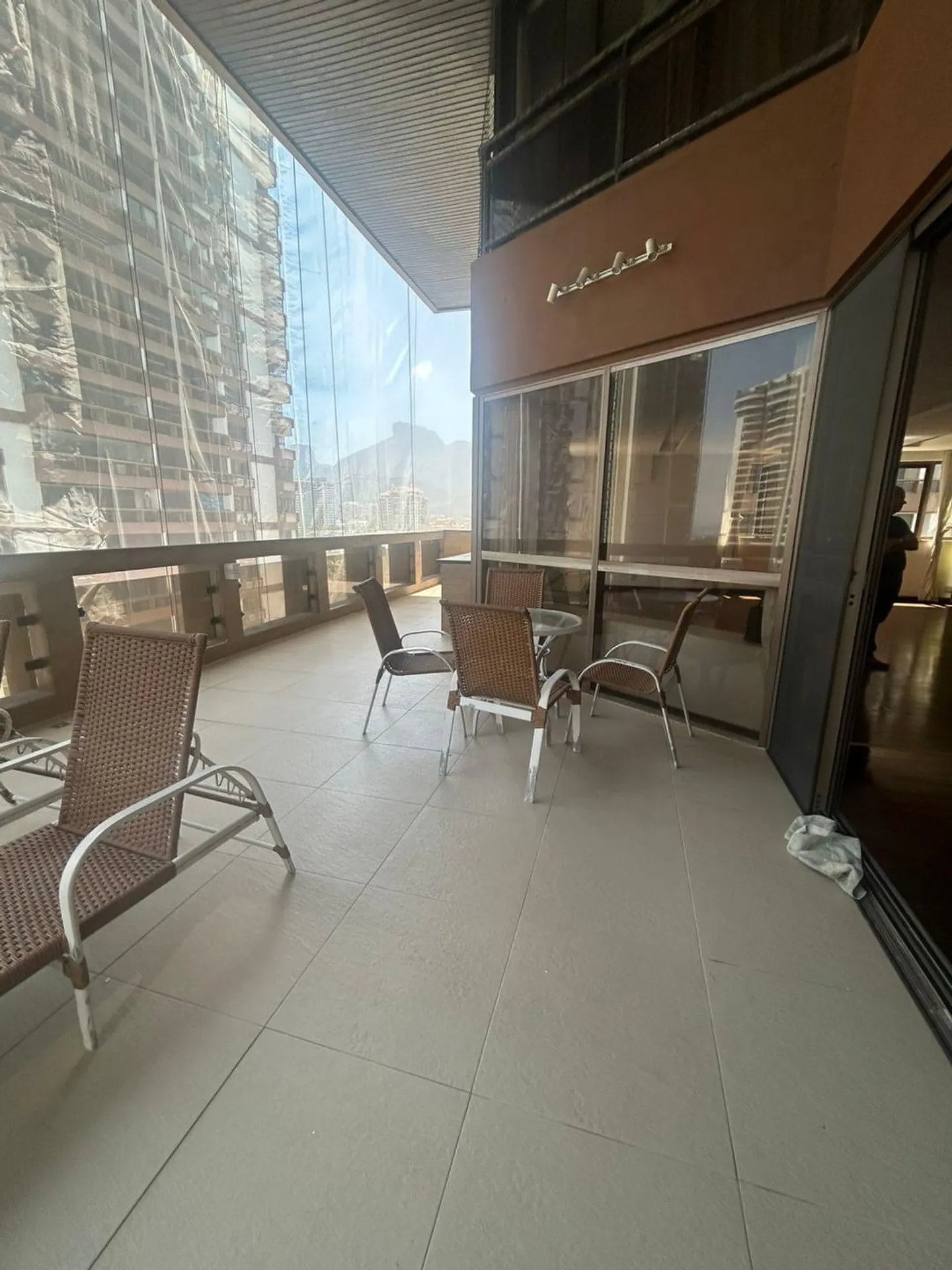 Apartment with 4 bedrooms and an enclosed balcony — photo 10