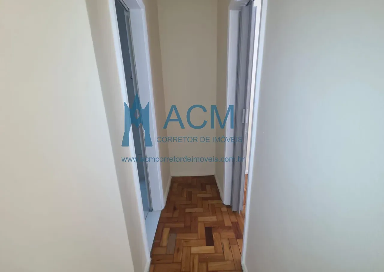 Wood or laminate floors in a one-bedroom apartment, 52 m² — photo 3