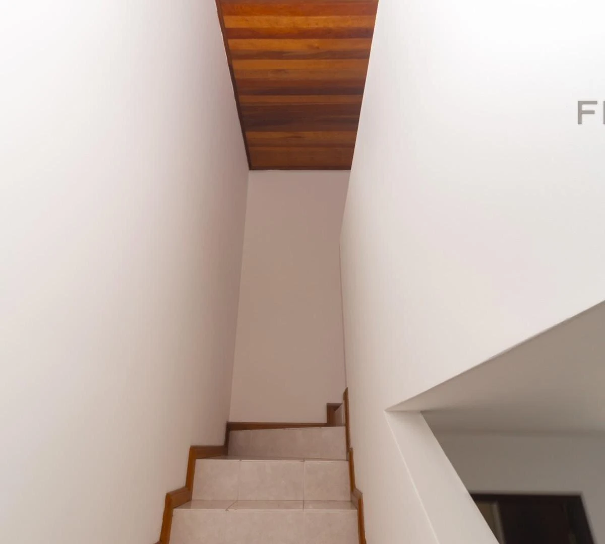 4-bedroom house with a bathtub in Curitiba — photo 38